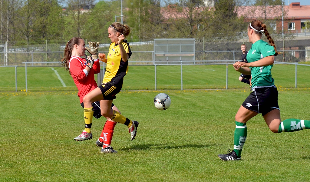 2014_0517_12.JPG - Irstamålvakten är långt utanför mål och får undan bollen