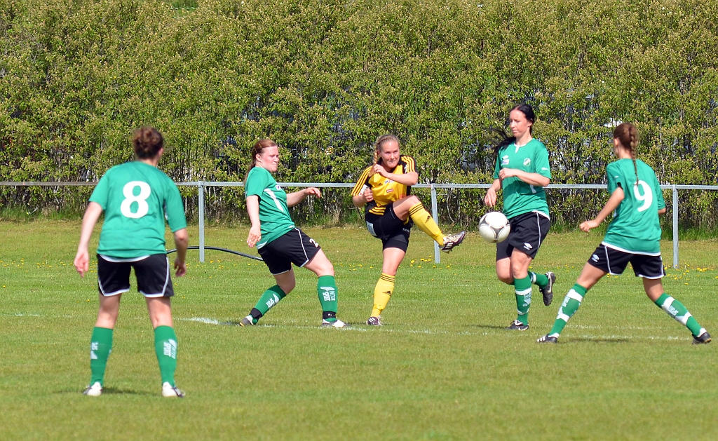 2014_0517_15.JPG - Karin Haglind rensar undan bollen, omringad av Irstaspelare