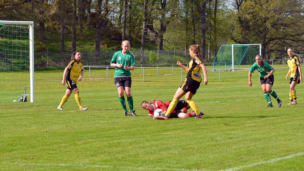 2014_0517_16.JPG - Irstamålvakten får händerna på bollen i sista sekund innan Karolin Björklund skall ta den