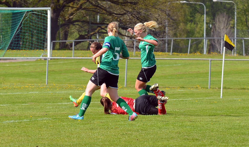 2014_0517_17.JPG - I den här situationen gör Fanny Jersby sig illa i knät och måste tyvärr utgå från matchen