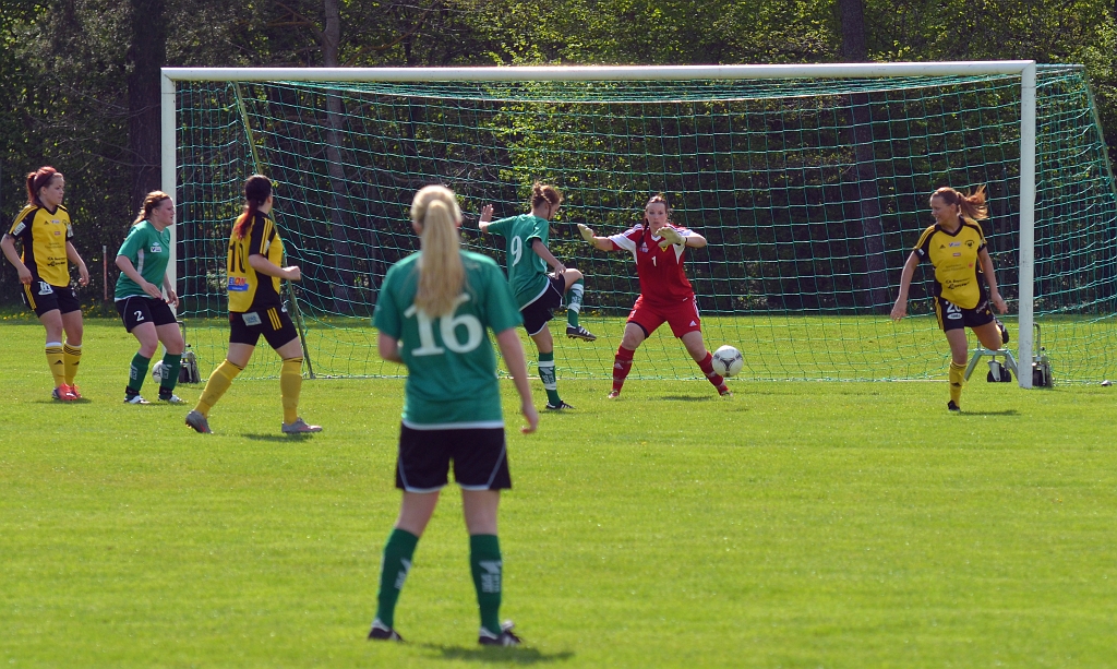 2014_0517_18.JPG - En farlig Irstachans men bollen går utanför