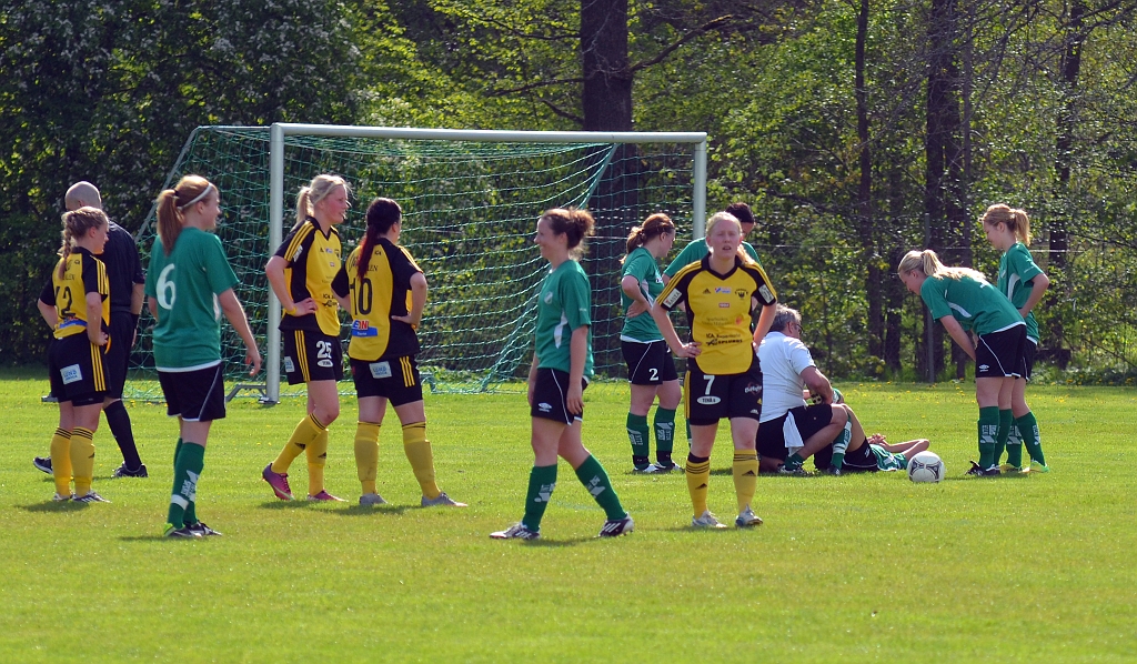 2014_0517_19.JPG - En Irstaspelar gör sig illa efter att ha blivit fälld av Södramålvakten. Påföljande straff går i ribban och över