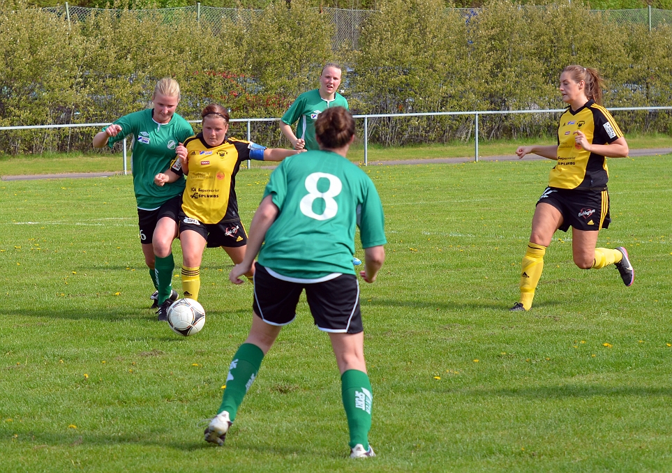 2014_0517_22.JPG - Ida Asp trycker undan sin försvarare och försöker att få kontroll på bollen