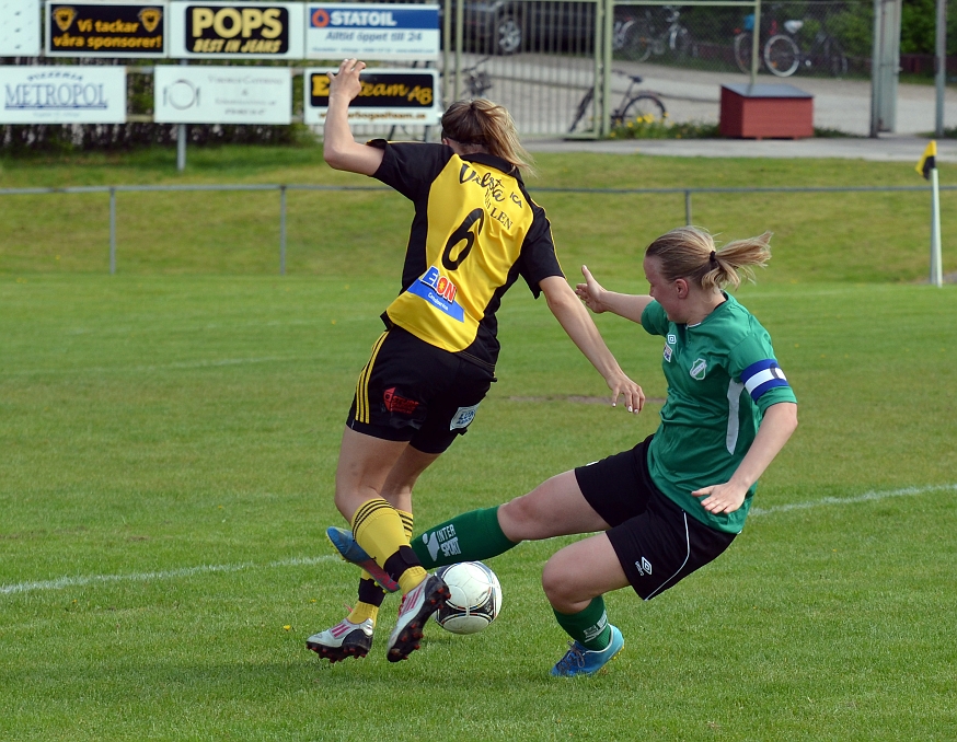 2014_0517_23.JPG - Nina Henriksson fälls strax utanför straffområdet