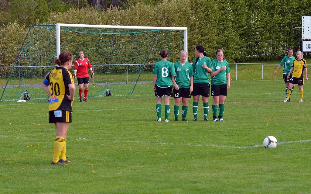 2014_0517_24.JPG - Ida Asp väntar på domarens signal för frispark
