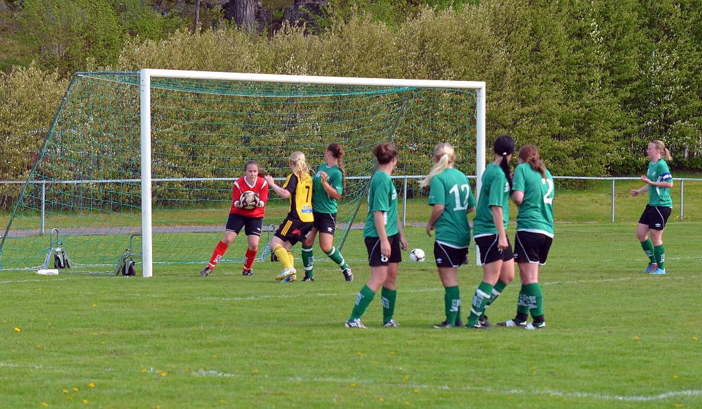 2014_0517_25.JPG - Bollen går rakt i famnen på målvakten