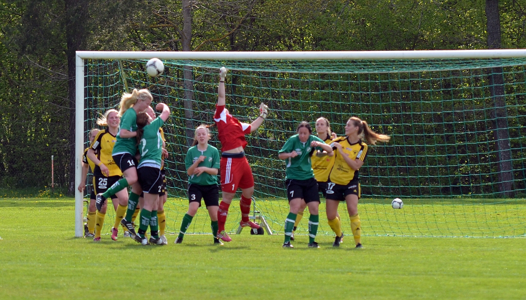 2014_0517_26.JPG - Södras målvakt Diana Karlsson försöker boxa undan bollen efter en hörna