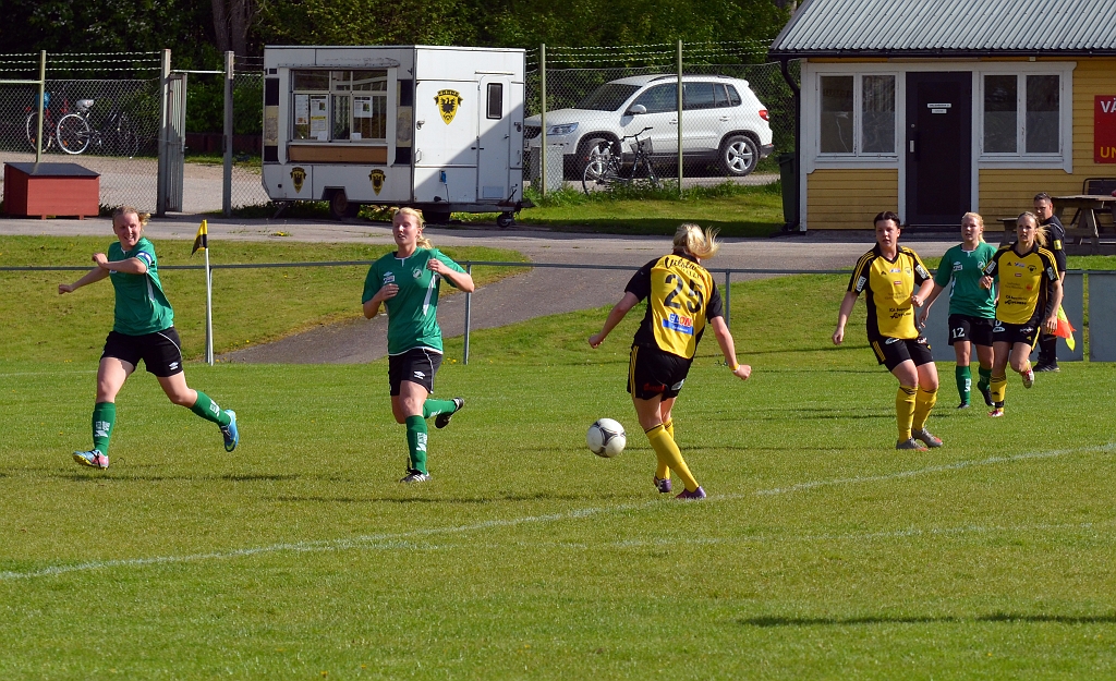 2014_0517_29.JPG - Jennifer Axelsson får matchens sista chans men skjuter bollen högt över målet
