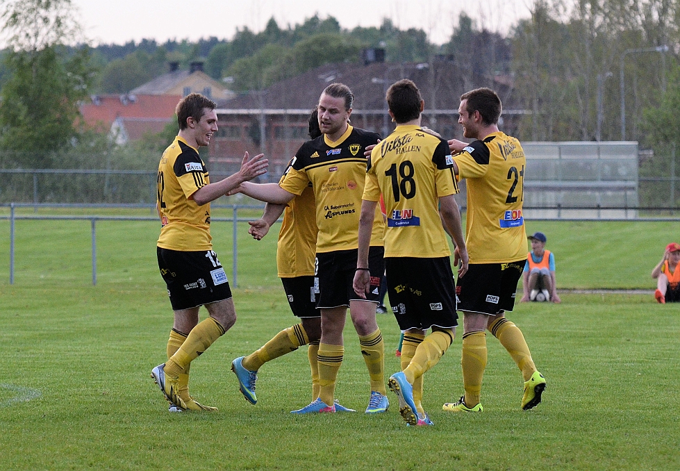 2014_0521_32.JPG - Glada och nöjda Södraspelare efter målet