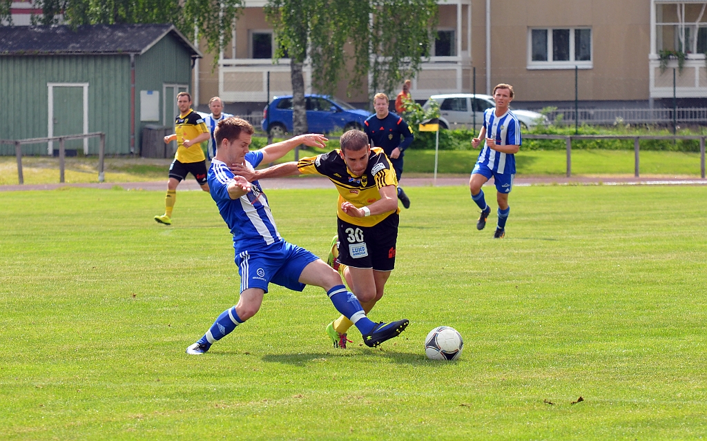 2014_0531_06.JPG - Amiron försöker komma förbi men fälls och Södra får frispark