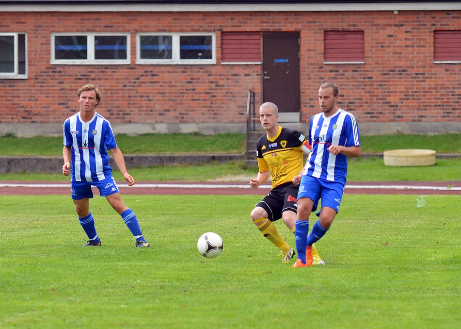 2014_0531_08.JPG - Gustav Gustavsson pressar på Norrbyanfallaren