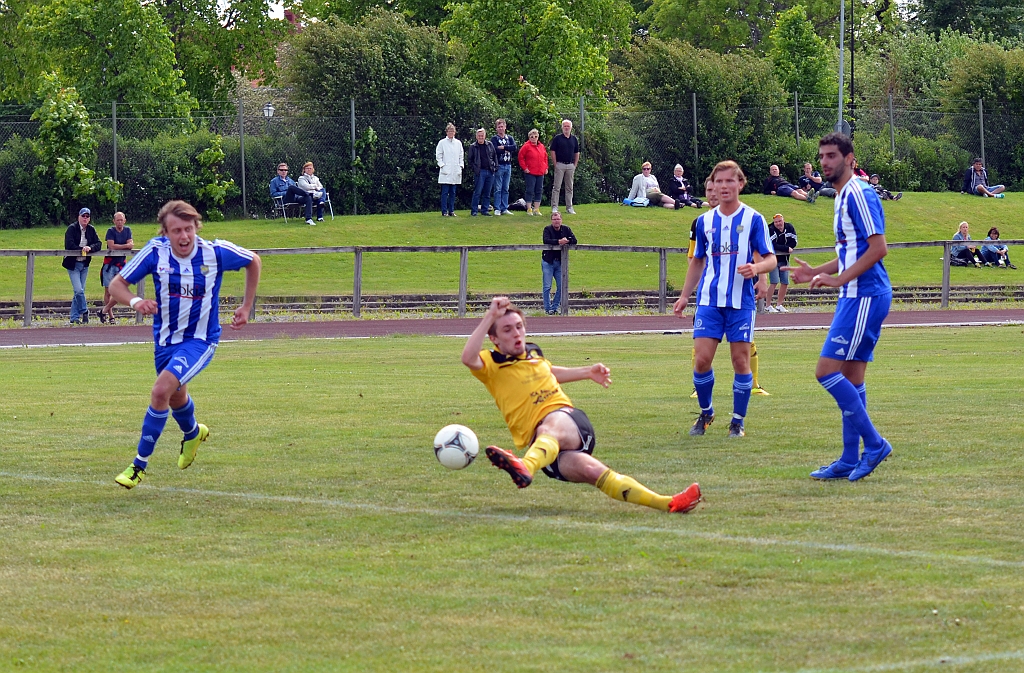 2014_0531_12.JPG - . . . . men halkar till precis vid skottögonblicket. . . .