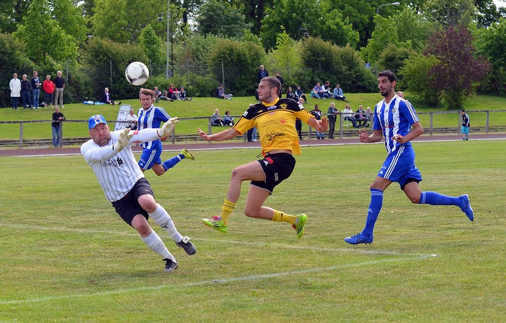 2014_0531_14.JPG - Amiron kommer fri från kanten och lyfter bollen över målvakten. . . .