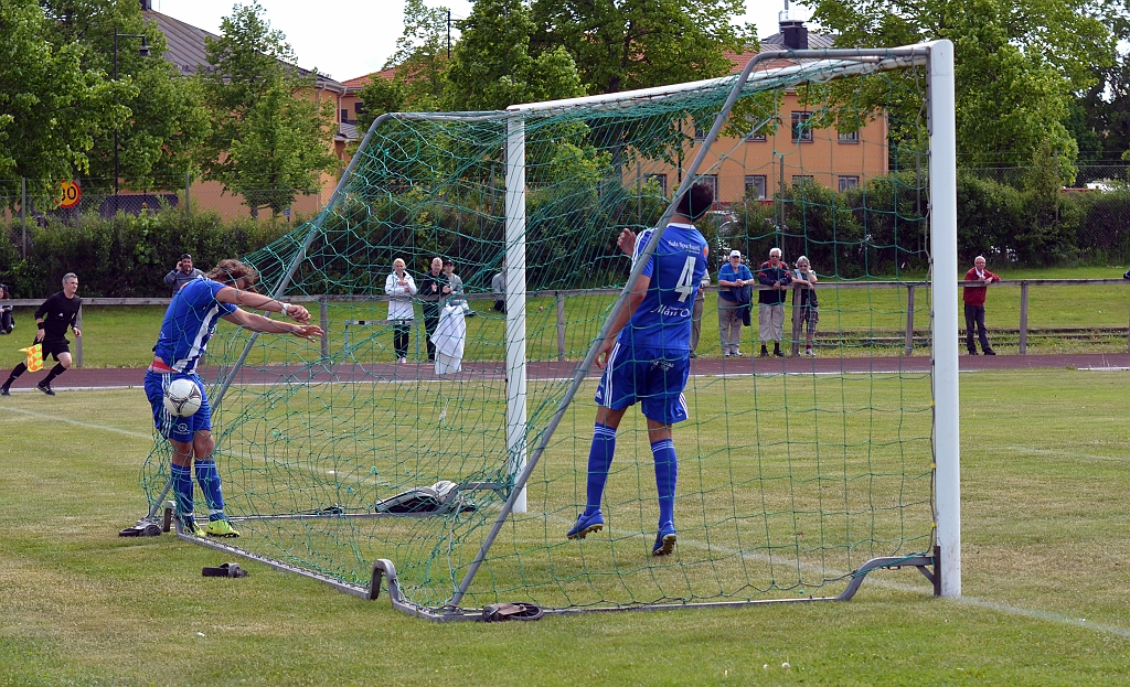2014_0531_15.JPG - . . . . och in i mål, 1-0 till Södra genom Amiron