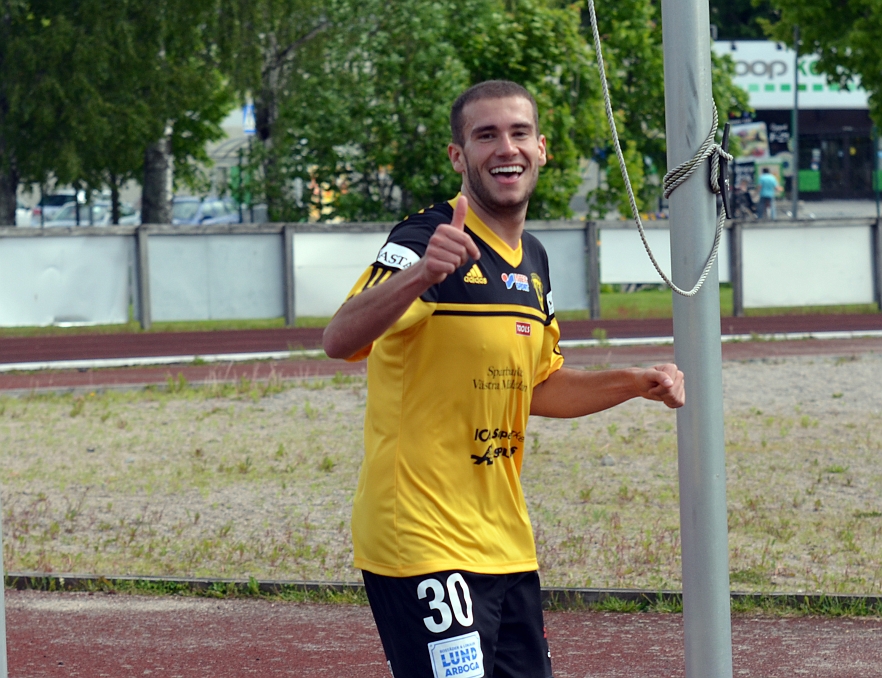 2014_0531_16.JPG - En glad målskytt