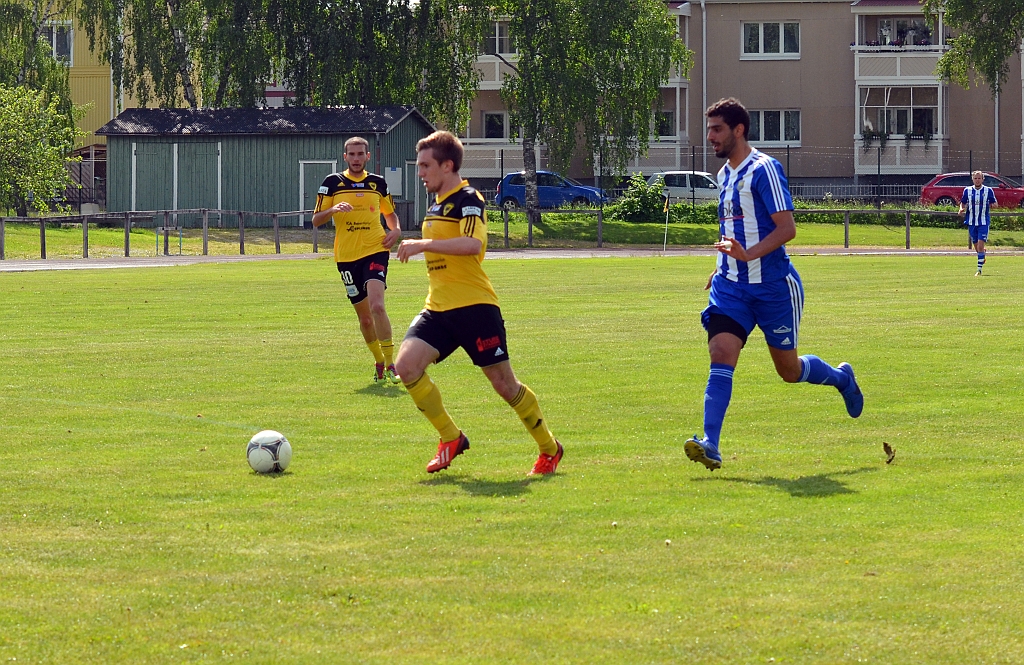 2014_0531_19.JPG - Brandon Wade kommer fri mot målet