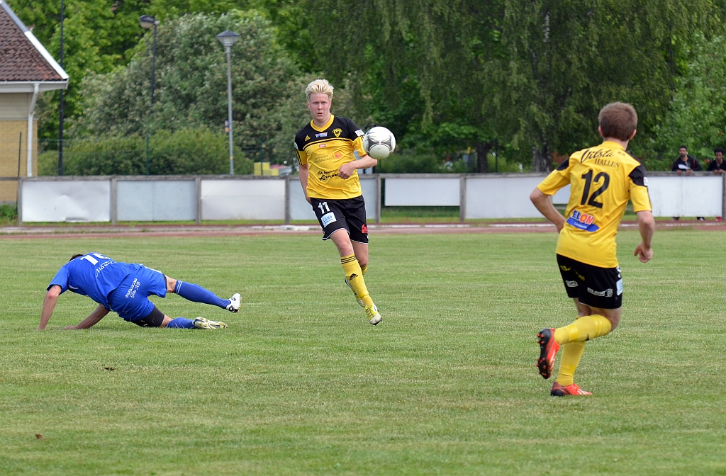 2014_0531_21.JPG - Martin Haglind avacerar fram över mitten med bollen