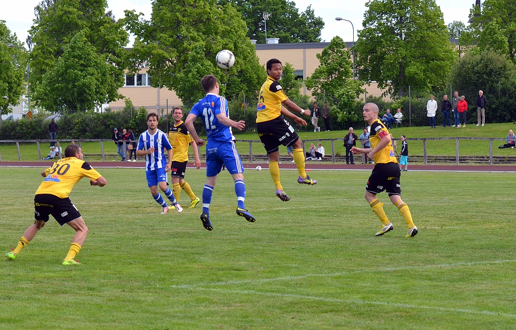 2014_0531_23.JPG - Mack går upp och försöker nicka efter en hörna