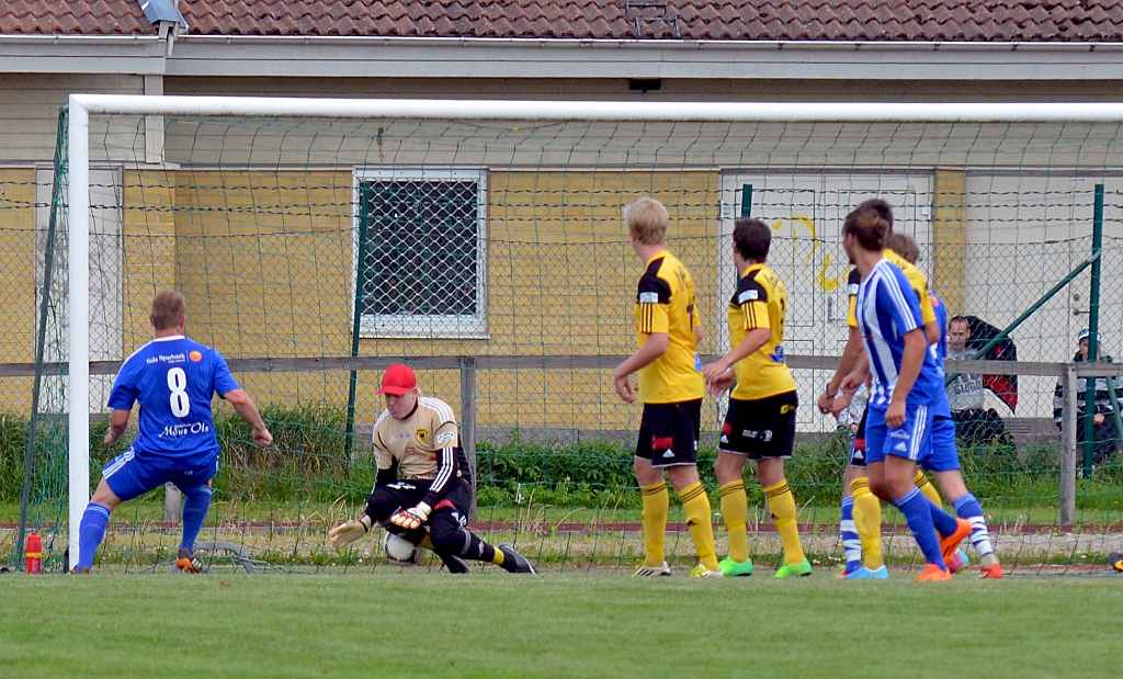 2014_0531_24.JPG - En farlig Norrbychans men Mankan i målet får bollen under sig. . . .