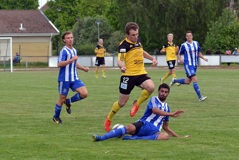 2014_0531_27.JPG - . . . . men en Norrbyförsvarare kommer och bryter