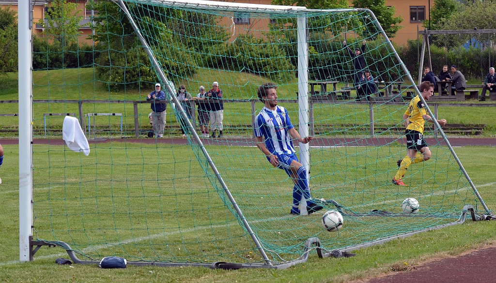 2014_0531_31.JPG - . . . . och rullar enkelt in bollen i mål, 2-1 till Södra