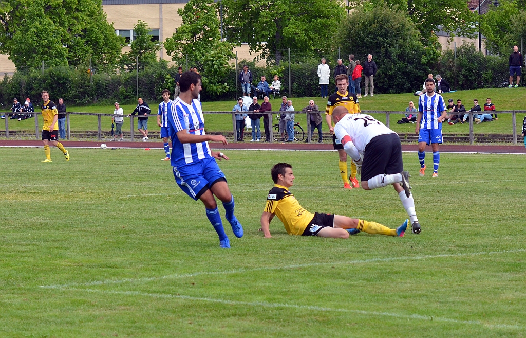 2014_0531_34.JPG - Målvakten plockar upp bollen innan Nemanja Plamenic hinner fram