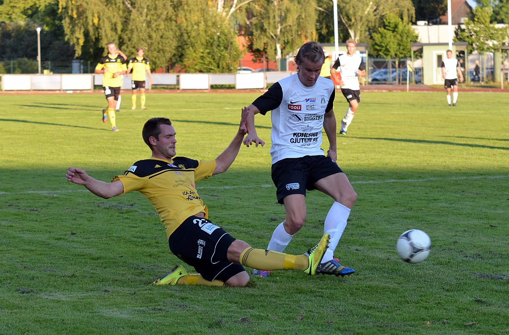2014_0828_07.JPG - Dennis Jansson får till ett inlägg . . . .