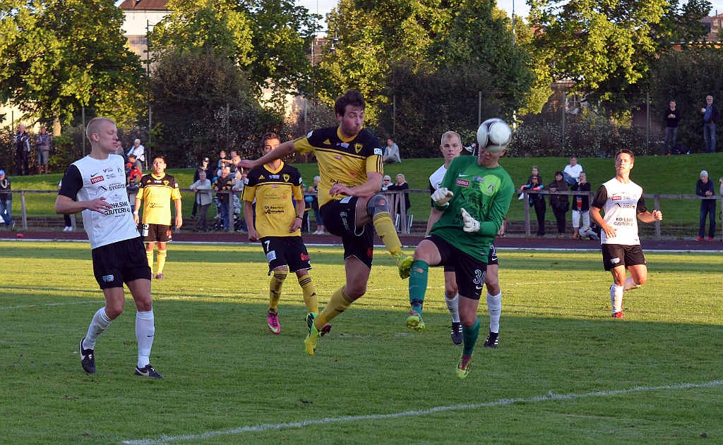2014_0828_10.JPG - Olle Andersson får en ny chans men målvakten är ute och stör och bollen går utanför.