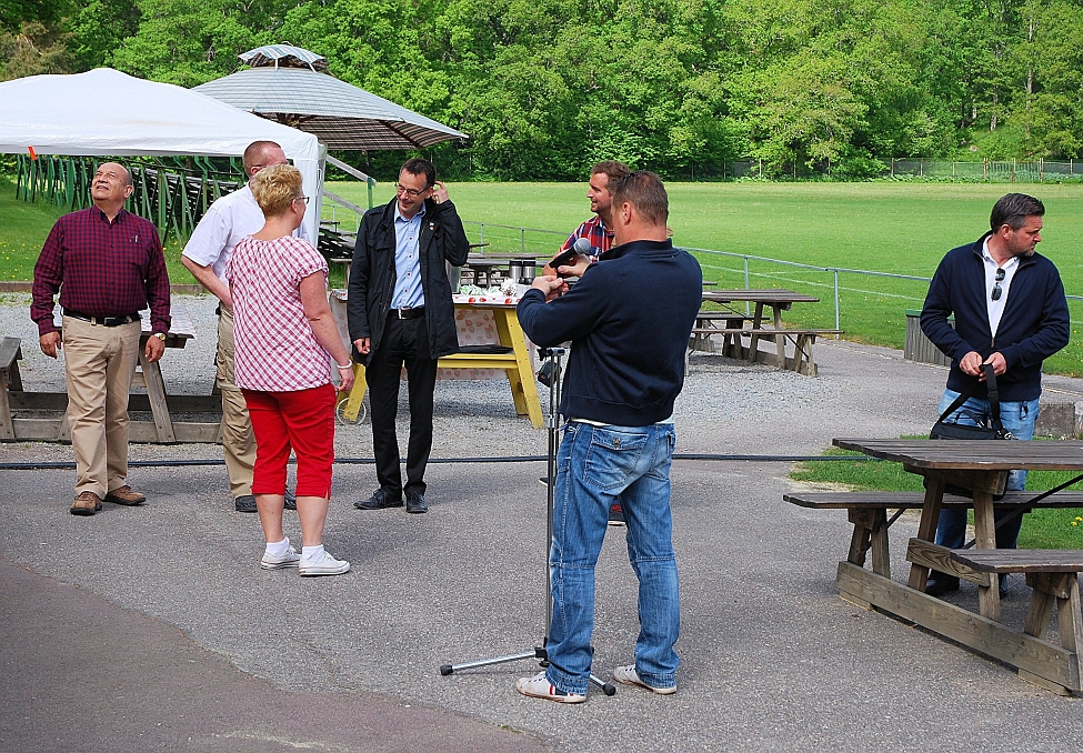 2014_0526_094133AA.JPG - Förberedelse innan den officiella invigningen av projekt "Konstgräs Ekbacken"