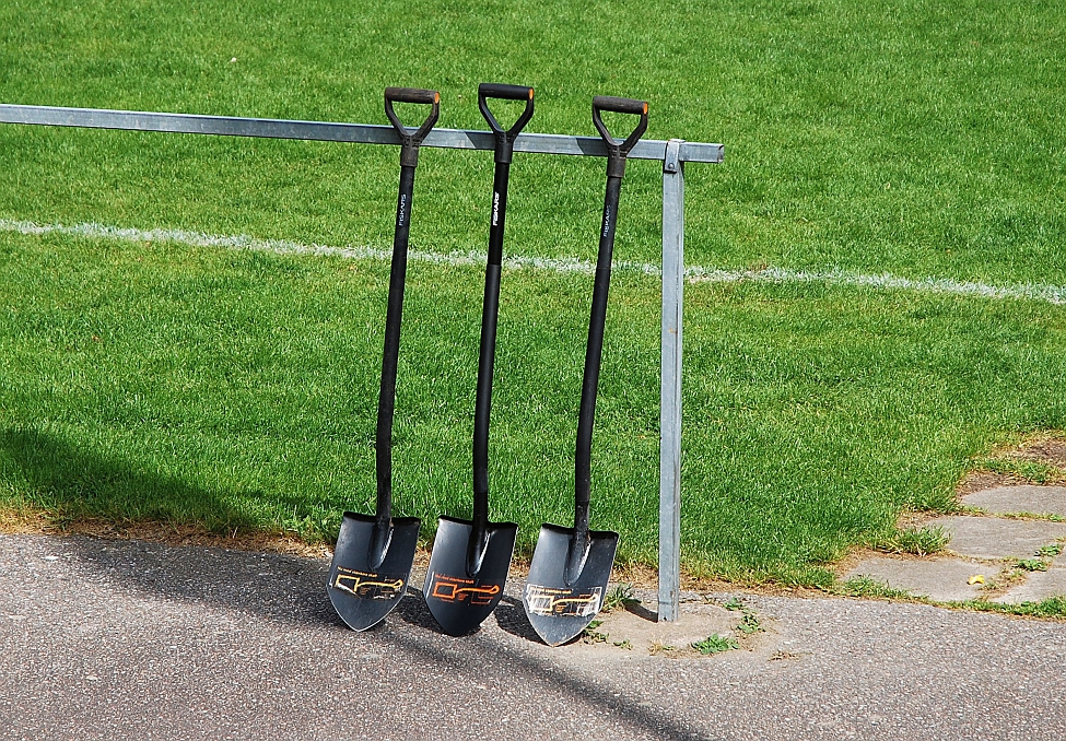 2014_0526_094216AA.JPG - Redskapen som skall användas vid invigningen