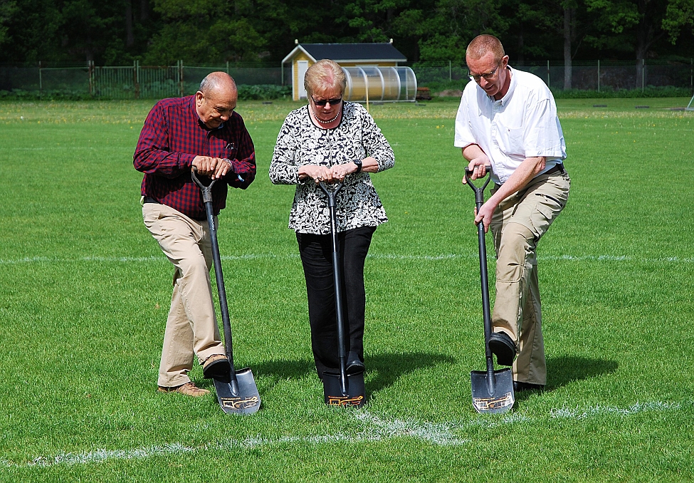2014_0526_101250AA.JPG - Manuel Huerta, Agneta Bode och Carl-Erik Almskoug tar de symboliska första spadtagen