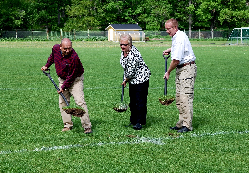 2014_0526_101336AC.jpg - Manuel Huerta, Agneta Bode och Carl-Erik Almskoug tar de symboliska första spadtagen