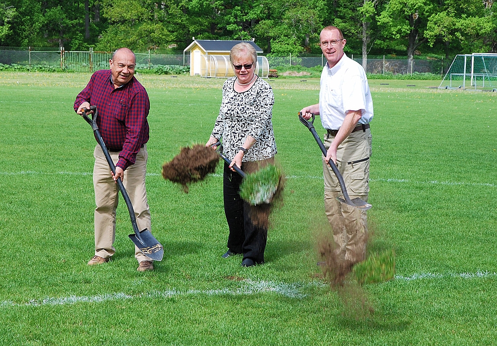 2014_0526_101337AB.JPG - Manuel Huerta, Agneta Bode och Carl-Erik Almskoug tar de symboliska första spadtagen