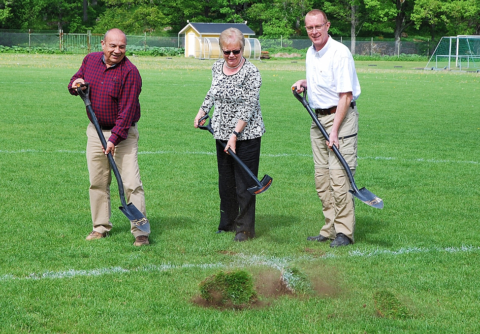 2014_0526_101337AC.JPG - Manuel Huerta, Agneta Bode och Carl-Erik Almskoug tar de symboliska första spadtagen