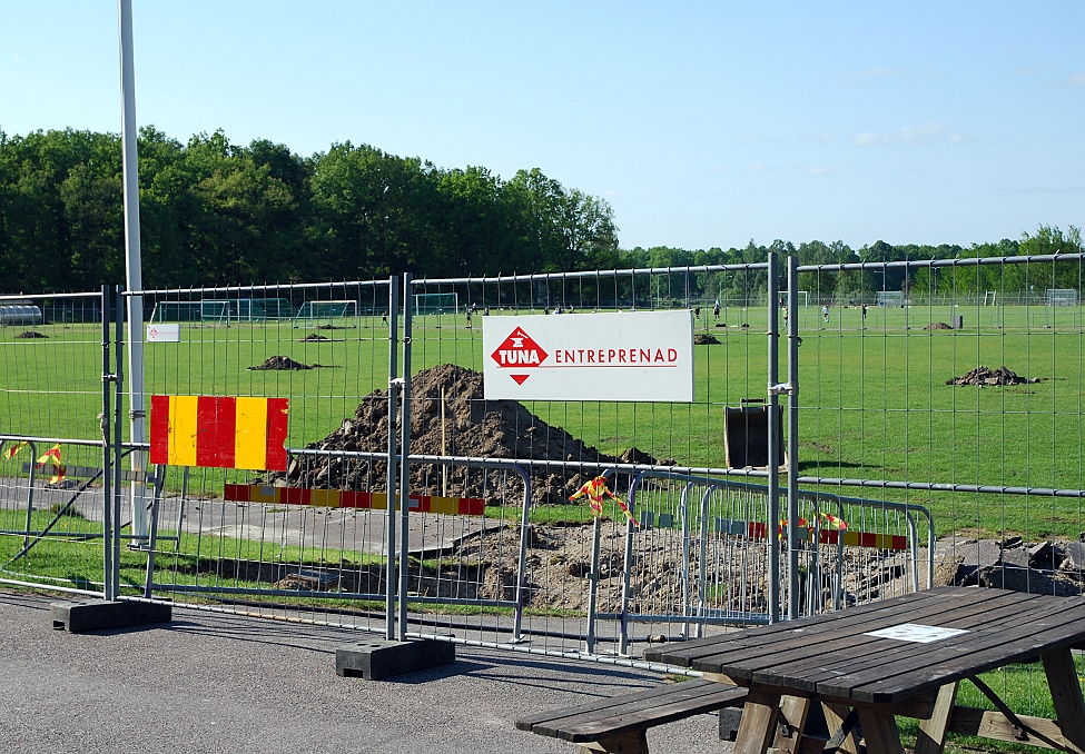 2014_0528_161921AA.JPG - Nu är arbetet igång och arbetsplatsen inhägnad