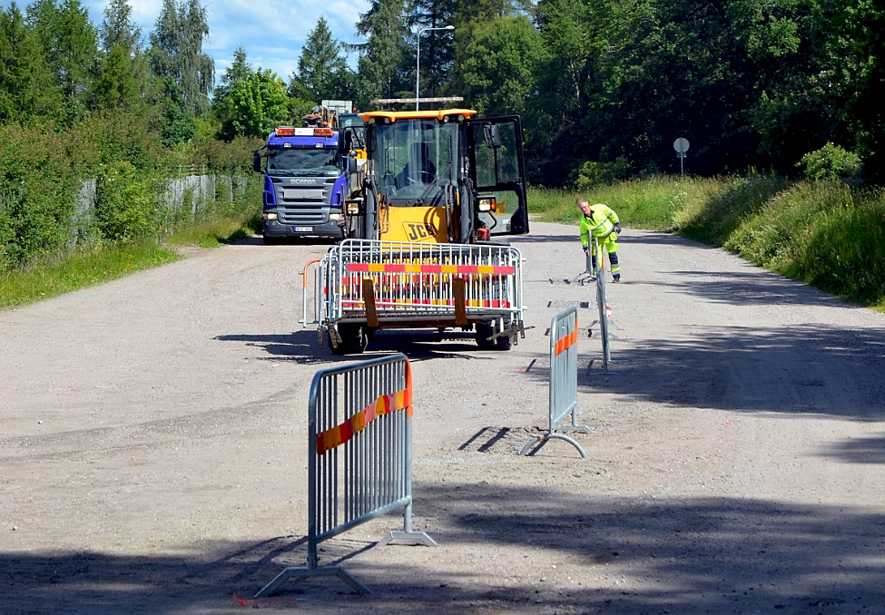 2014_0623_110020AA.JPG - Nedmontering av avspärrning vid parkeringen på Ekbackens IP