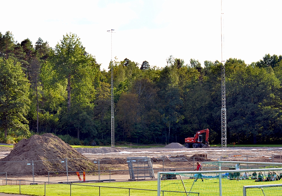 2014_0828_173503AA.JPG - Belysningsstolpar är nu monterade