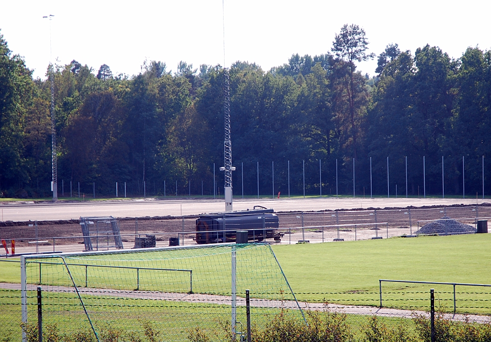 2014_0910_161543AA.JPG - Arbetet runt planen börjar nu ta form