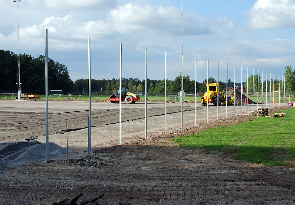 2014_0910_161746AA.JPG - Arbetet runt planen börjar nu ta form