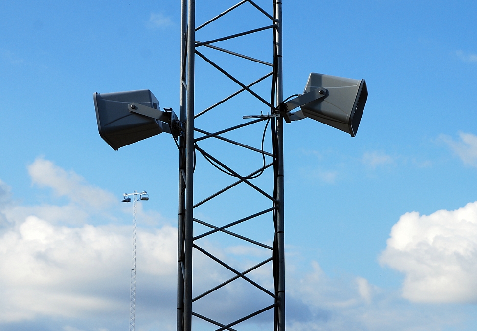 2014_0910_161908AA.JPG - Högtalare är monterade i 2st belysningsstolpar