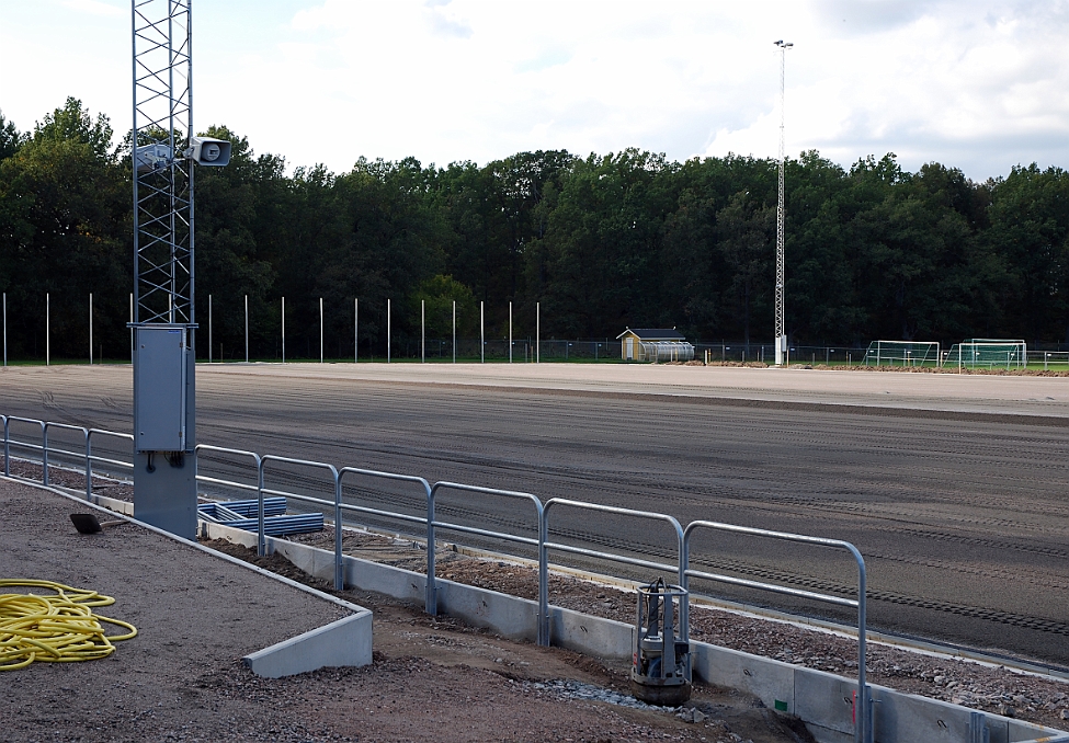 2014_0910_162146AA.JPG - Arbetet runt planen börjar nu ta form