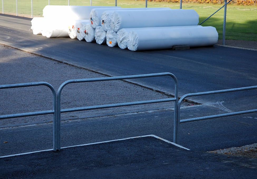 2014_0930_154630AA.JPG - Nu återstår bara finputsningen innan gräset kommer på plats