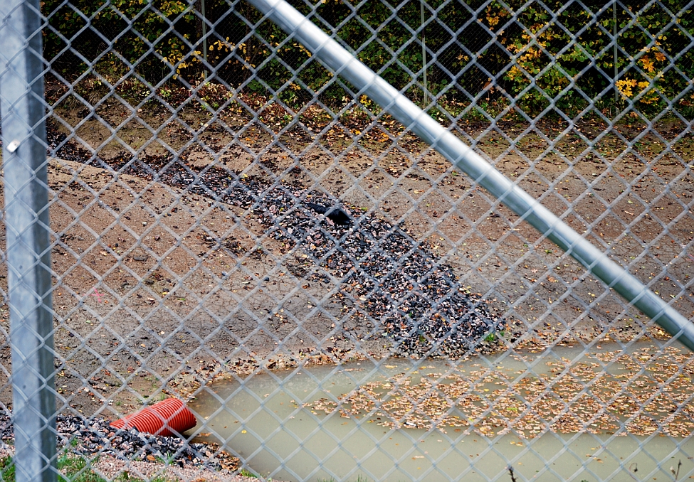 2014_1002_101153AA.JPG - Den konstgjorda "dammen" som skall ta hand om allt dräneringsvatten från plan och dess närhet