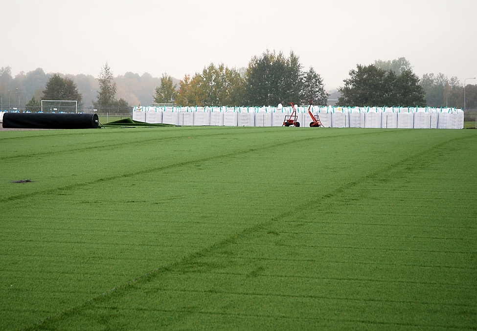2014_1002_155758AA.JPG - I bakgrunden ser vi säckar med sand och granulatkulor
