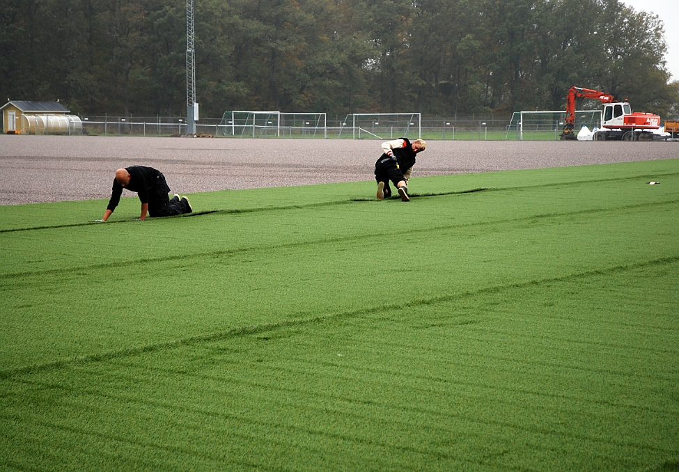 2014_1002_155803AA.JPG - Nu börjar första dagens arbete med gräsläggning gå mot sitt slut