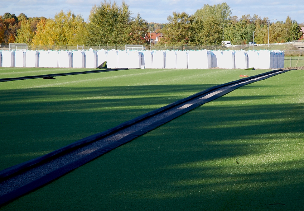 2014_1003_154940AA.JPG - Nu har man börjat att limma ihop våderna