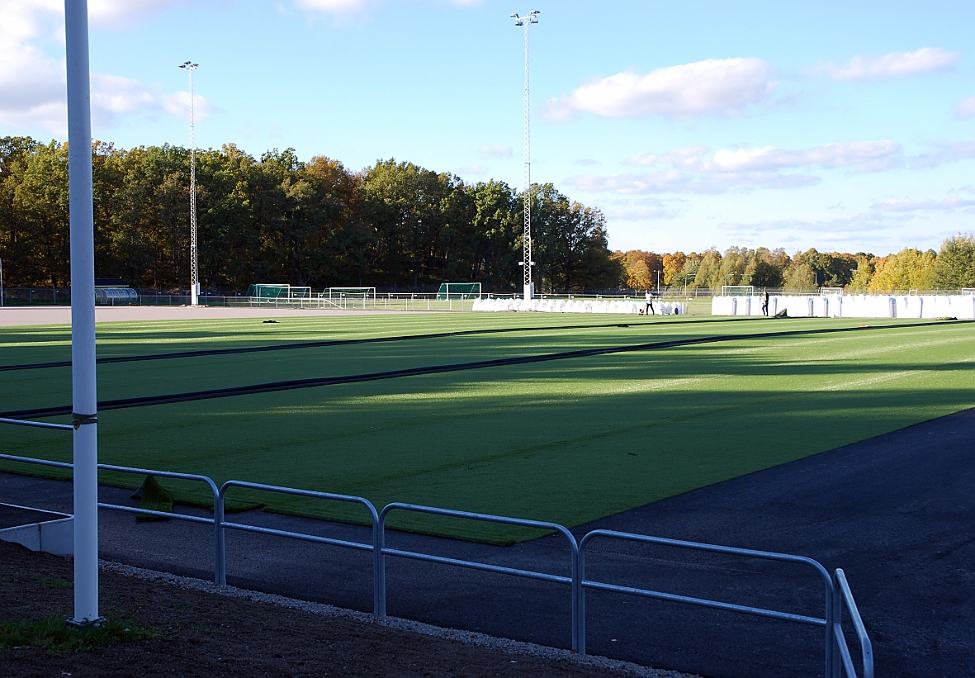 2014_1003_155115AA.JPG - Nu har man börjat att limma ihop våderna