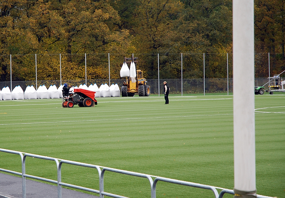 2014_1008_122634AA.JPG - Sanden läggs ut med en speciell maskin