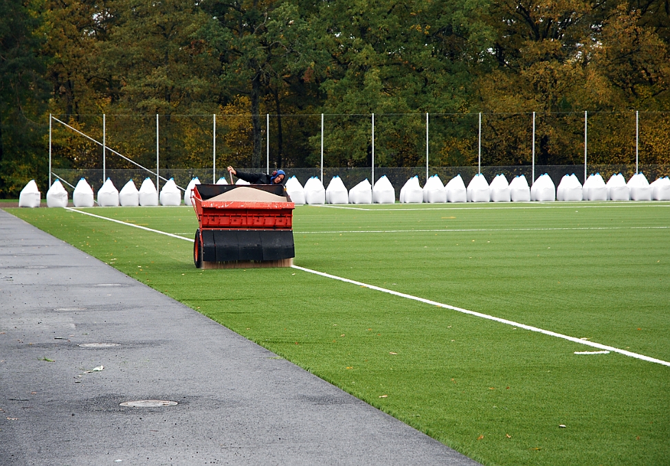 2014_1008_123606AA.JPG - Sanden läggs ut med en speciell maskin