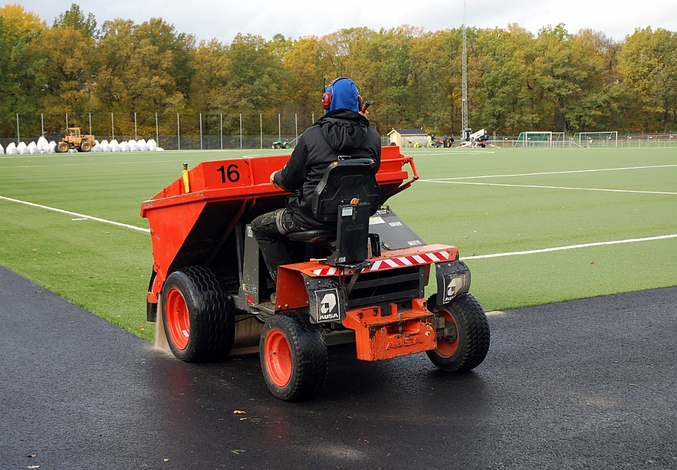 2014_1008_123935AA.JPG - Sanden läggs ut med en speciell maskin